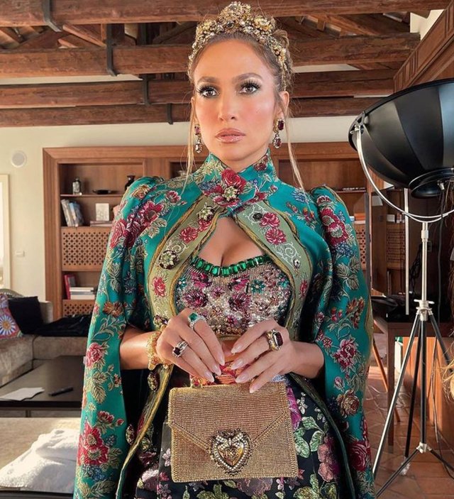 Jennifer Lopez a Venezia per la sfilata D & G: il look della 52 enne