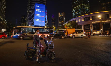 Borsa: Shanghai apre a -0,26%, Shenzhen a -0,10%