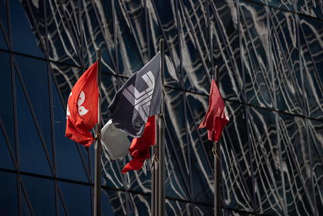 Borsa: Hong Kong negativa, apre a -0,06%