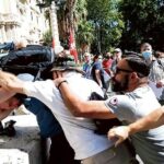I no vax s’arrabbiano, aggressioni e minacce a medici e giornalisti