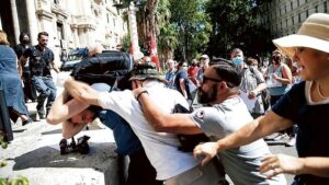 I no vax s’arrabbiano, aggressioni e minacce a medici e giornalisti