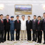 Corea Nord:Kim ancor piÃ¹ magro, foto con giovani ex detenuti