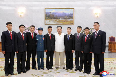 Corea Nord:Kim ancor più magro, foto con giovani ex detenuti