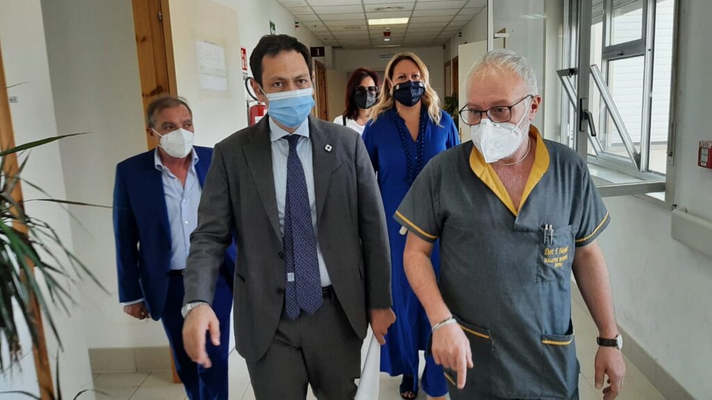 L'ispettore Razza, blitz a sorpresa negli hub: arriva nel ragusano?