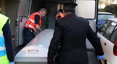 La moglie partorisce, lui è morto in casa