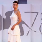 Mostra del Cinema, Penelope Cruz sfila in bianco