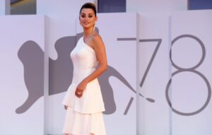 Mostra del Cinema, Penelope Cruz sfila in bianco