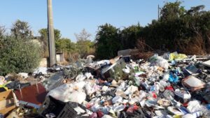 Qualcuno salvi la Comiso-Pedalino dai rifiuti