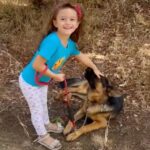 Fiume oggi con la piccola Ibla, figlia dell’avvocato Alessio Cugini, che assiste Rizzi nelle sue cause legali