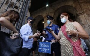 I vaccinati nuovi untori involontari, la privacy rema a favore del contagio