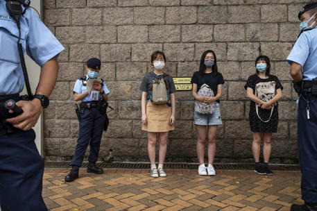 Tienanmen: polizia Hong Kong arresta promotori della veglia