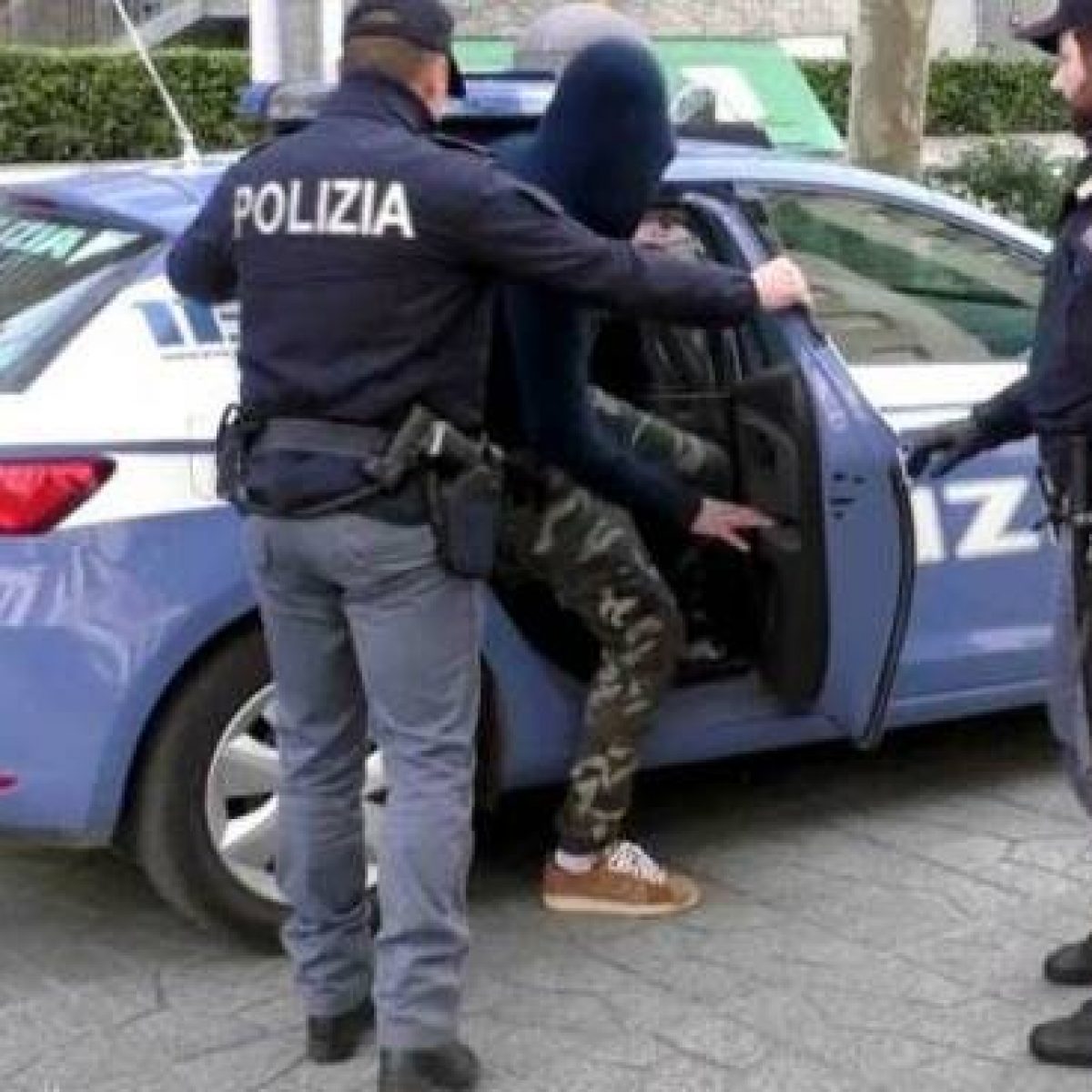 Arrestato a Vittoria, deteneva a casa una pistola e un fucile
