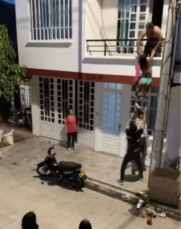 Lei trova lui con un’altra donna. La amante si cala dal balcone. VIDEO