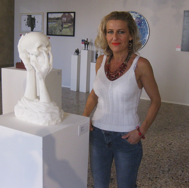 Una scultura monumentale di Elena Mutinelli a Chiaramonte