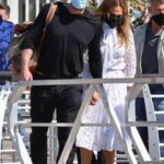 È arrivata Jennifer Lopez a Venezia vestita di pizzo bianco ci fa sognare