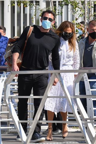Jennifer Lopez a Venezia in pizzo bianco con Ben Affleck