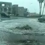 Piove a Ispica: tombino erutta acqua, strada allagata VIDEO