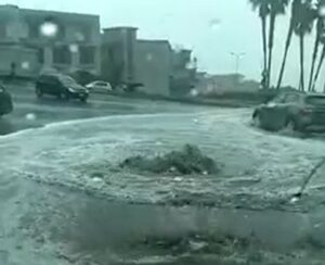 Piove a Ispica: tombino erutta acqua, strada allagata VIDEO