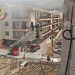 Comiso, le FOTO della palazzina in fiamme
