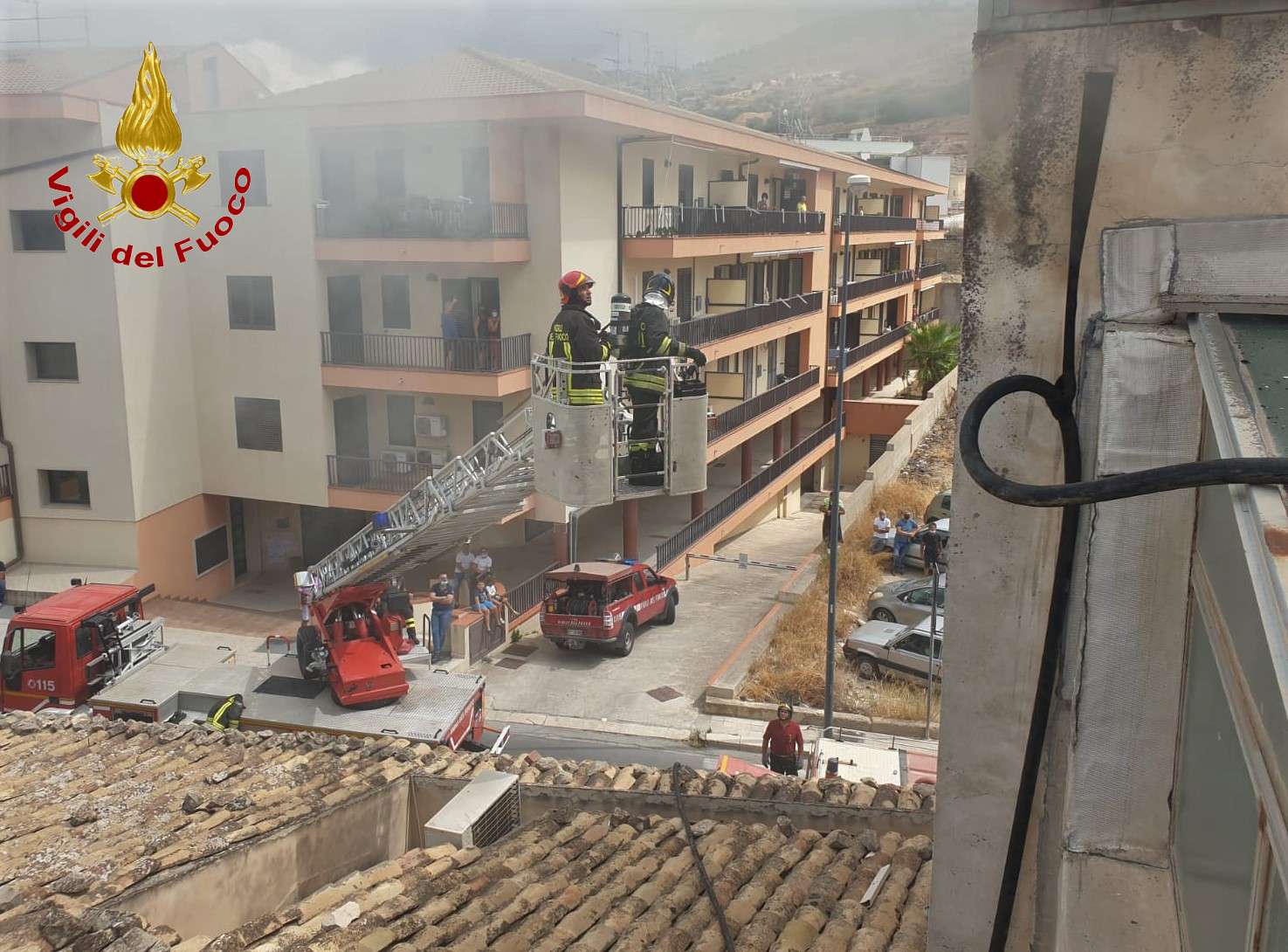 Comiso, le FOTO della palazzina in fiamme