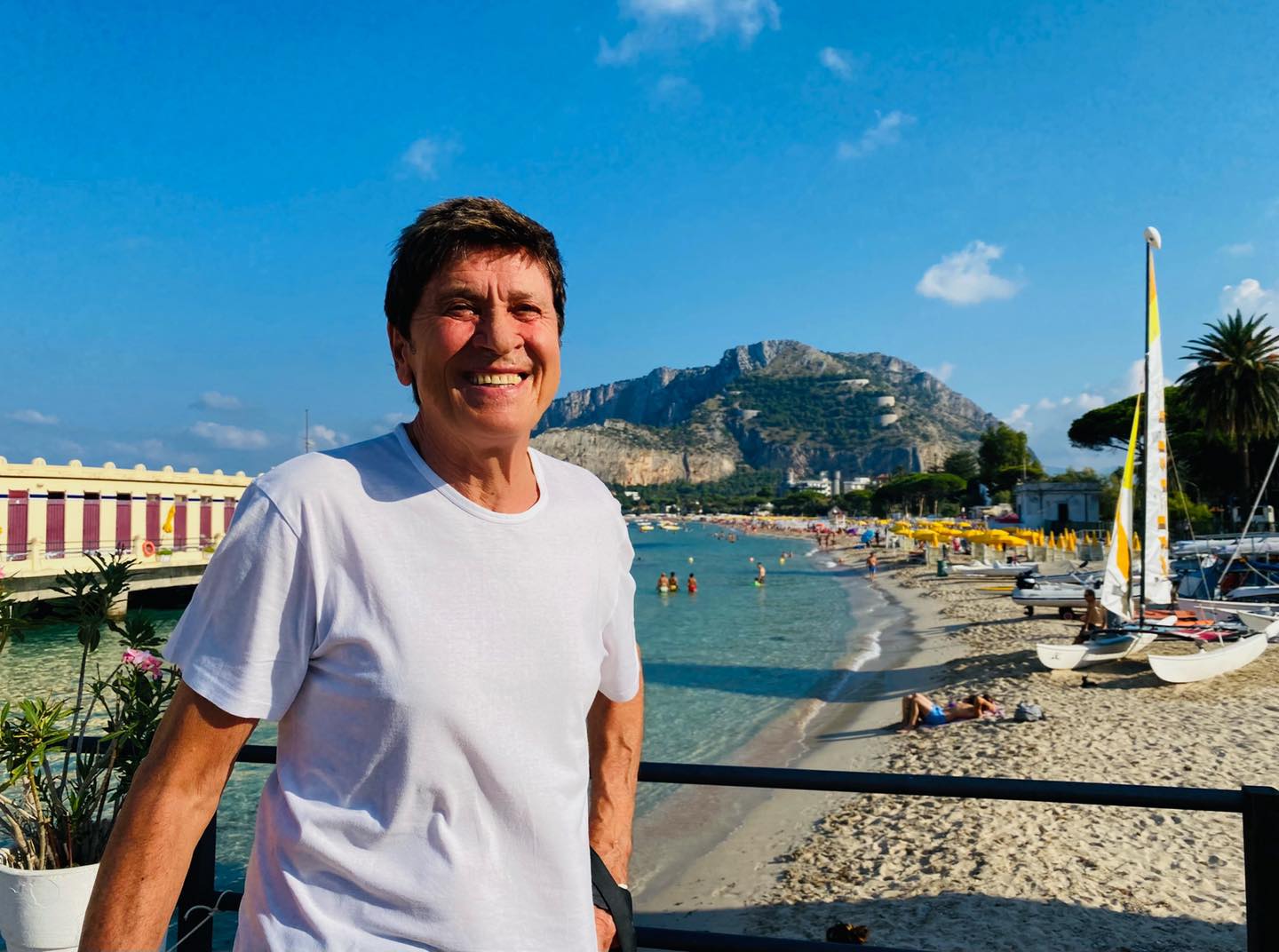 Gianni Morandi in vacanza a Mondello, e Palermo