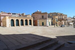 Ispica, giovane picchiato senza motivo dal branco davanti alla chiesa