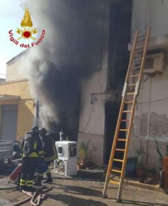 Ispica, fuoco in garage: i pompieri di Modica evitano il peggio FOTO