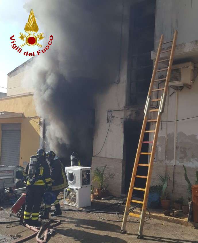 Ispica, fuoco in garage: i pompieri di Modica evitano il peggio FOTO