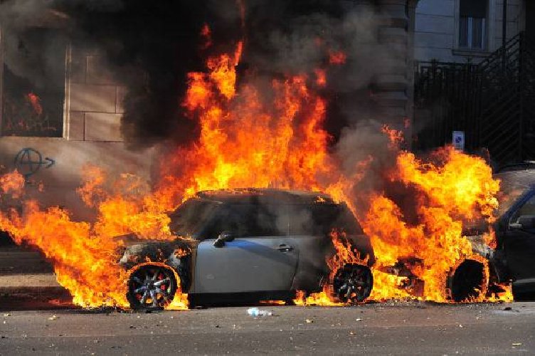 Vittoria, in fiamme autovettura di condannato per mafia