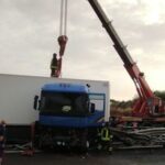 Incidenti stradali: tir incastrato tra lamiere guard rail