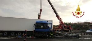 Incidenti stradali: tir incastrato tra lamiere guard rail