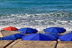 Malore in mare, bagnante morto in spiaggia nel Ragusano