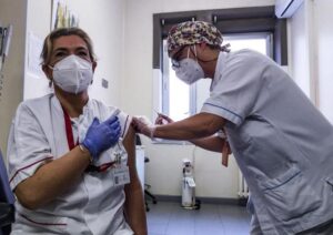 Anzi, occorrerà anticipare il richiamo “addizionale” per tutti: gli anticorpi stanno perdendo forza