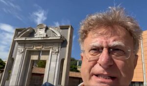 Messina, Red Ronnie non mostra il green pass e resta fuori dal Museo VIDEO