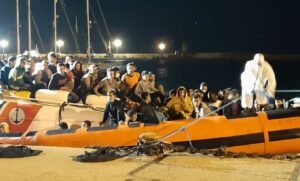 Pozzallo, sbarco a mezzanotte: 121 migranti salvati e portati all’hotspot