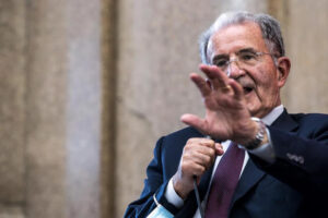 Quirinale:Di Battista,Prodi cerca voti destra per candidarsi