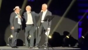 Sgarbi e Al Bano coperti di fischi al tributo per Battiato VIDEO