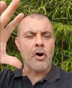 Il prof di religione positivo: “Contro i vaccini, ma non sono no vax" VIDEO