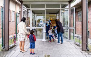 Il virus contagia chi non può proteggersi con i vaccini, e così torna in circolo