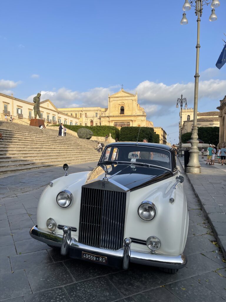 Che bella la Rolls Royce Silver Cloud a Noto!