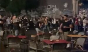 Catania “zona rossa” di notte: risse tra clienti e poliziotti feriti VIDEO