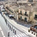 Il passaggio del gruppo di corridori in città