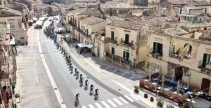 Il passaggio del gruppo di corridori in città