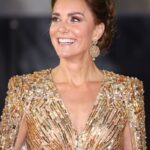 Kate Middleton con l'abito oro da diva illumina il red carpet