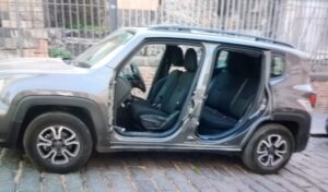 Turisti parcheggiano e fanno un giro, ritrovano l’auto così