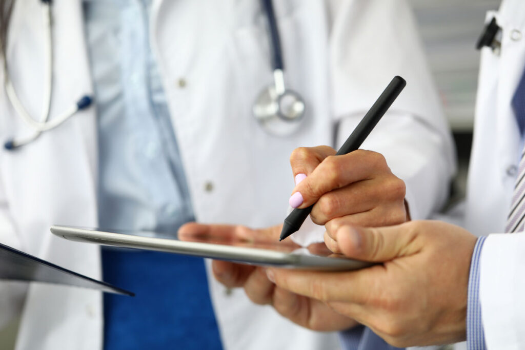 Medici di base e specialisti assediati dai cittadini, ogni scusa &egrave; buona per scansare il braccio