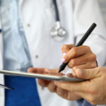 Medici di base e specialisti assediati dai cittadini, ogni scusa è buona per scansare il braccio
