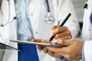 Medici di base e specialisti assediati dai cittadini, ogni scusa è buona per scansare il braccio