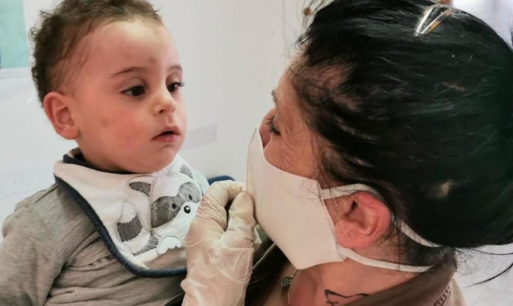 Tornano in aula la madre del bimbo di 2 anni ucciso di botte, e il suo compagno