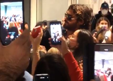 Can Yaman in Sicilia: caos totale in aeroporto VIDEO